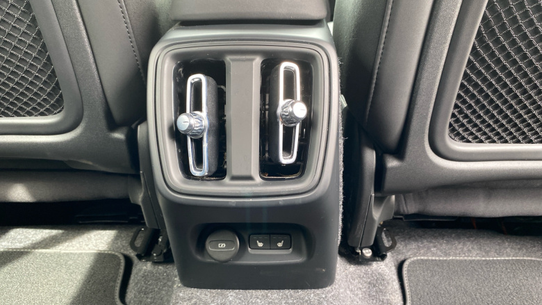 Volvo XC40 2.0 B4P Plus Black Edition 5dr Auto Petrol Estate